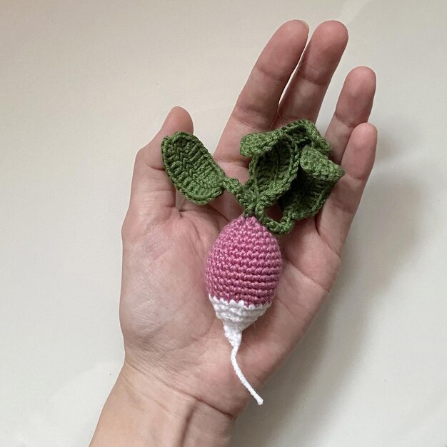 Рука держит вышитый мотив